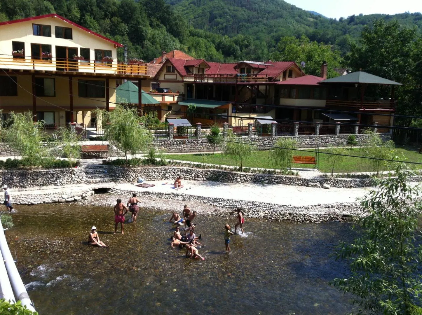 Grădina Magic Garden și râul Cerna