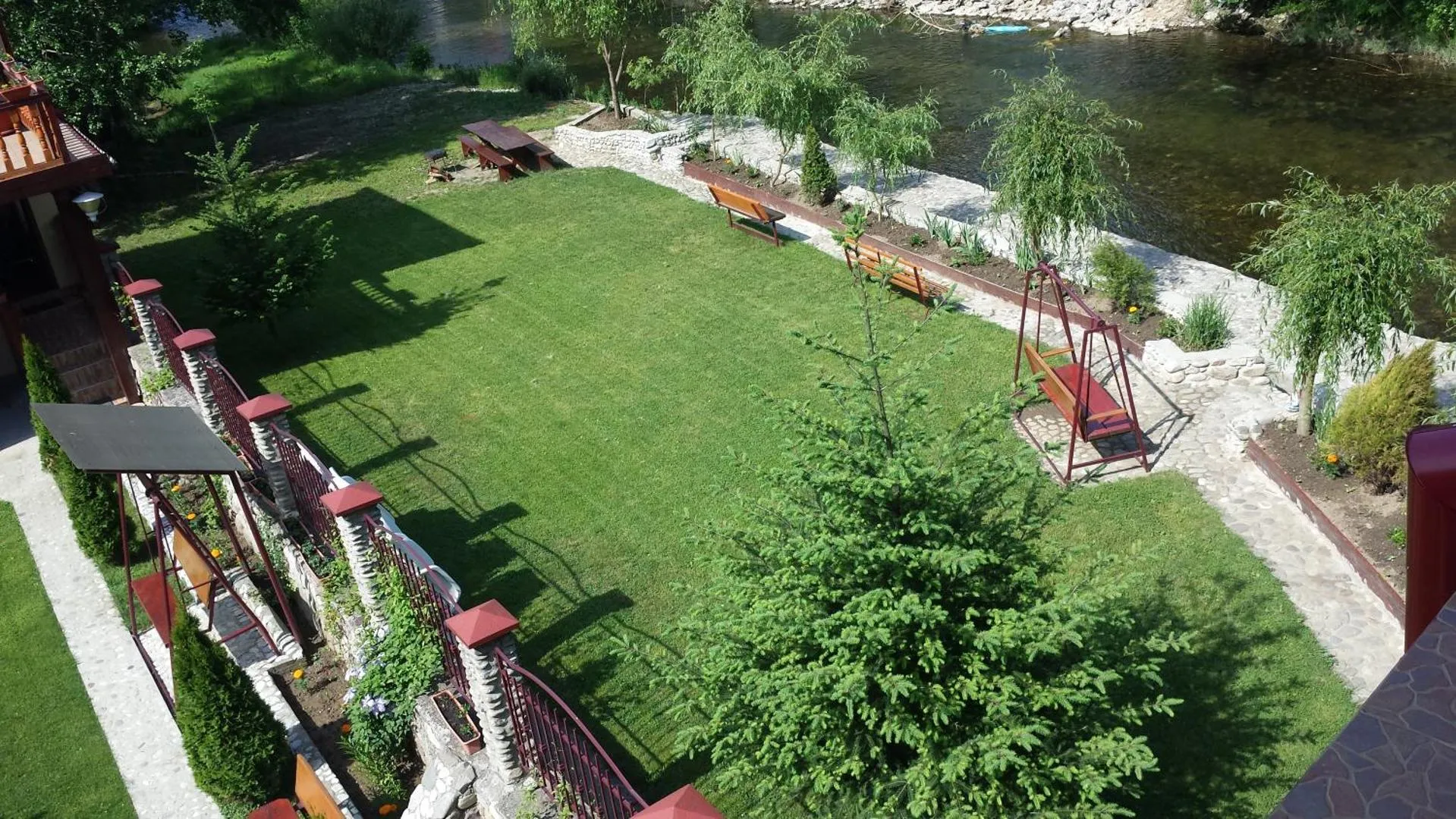 Grădina pensiunii, lângă râul Cerna