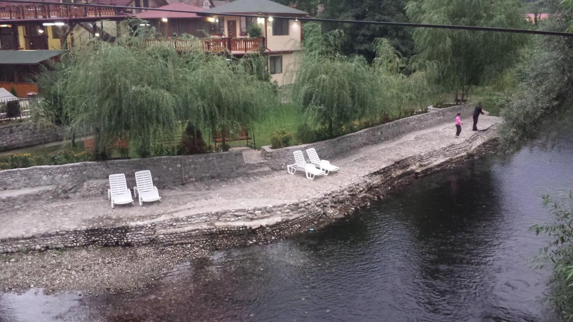 Malul râului Cerna, lângă pensiune