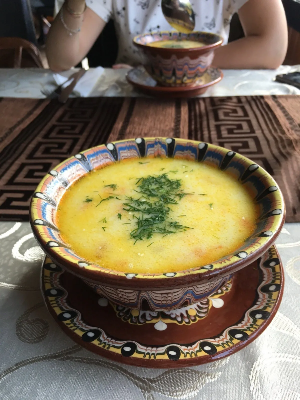Ciorbă de burtă, în castron de lut – restaurantul La Johnny