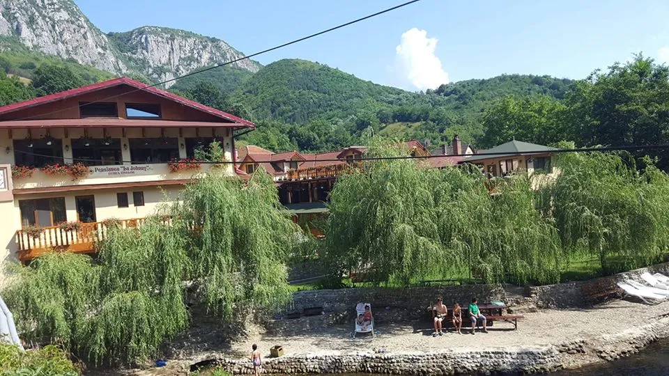 Zona de plajă de pe malul Cernei