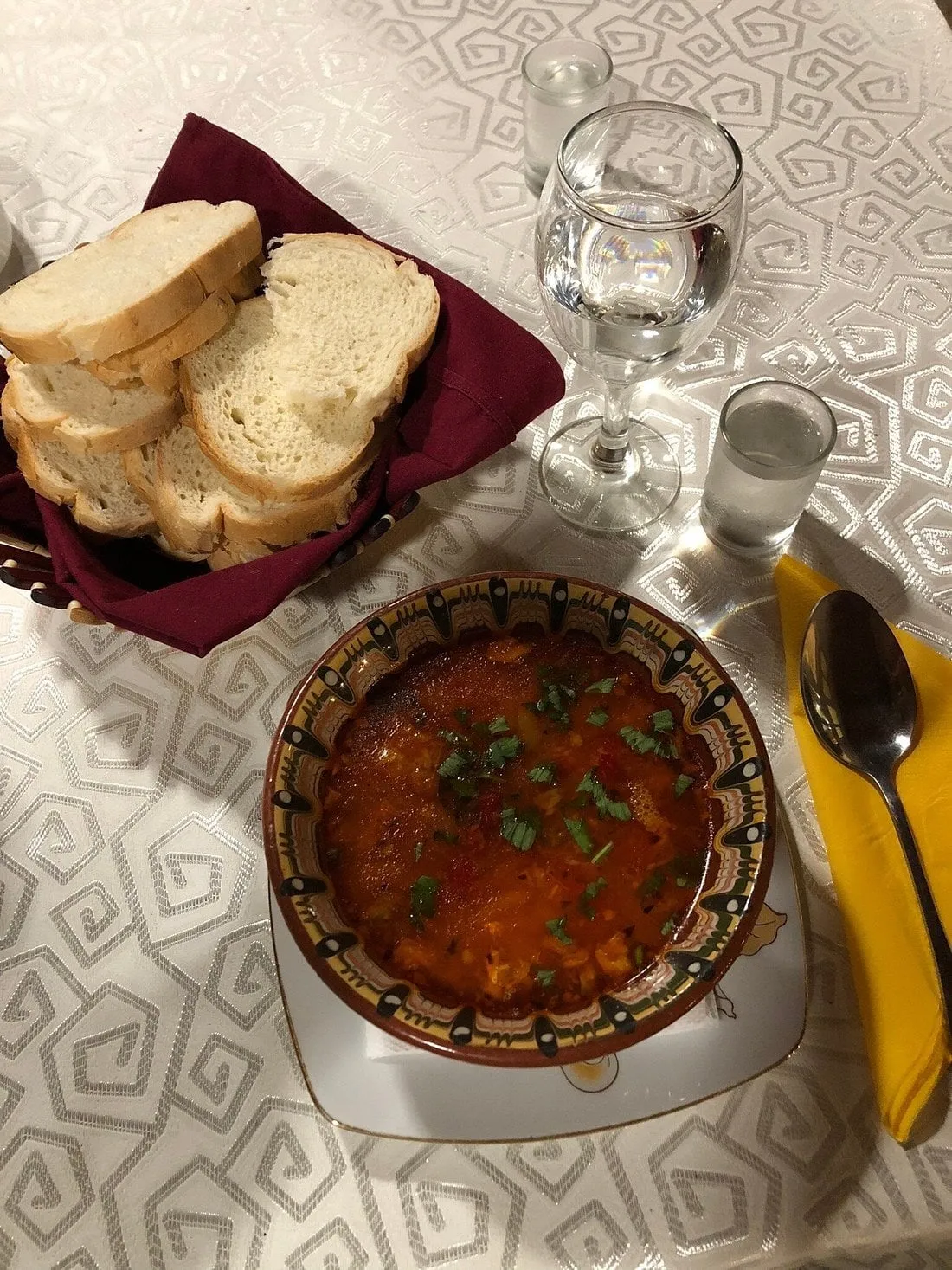 Ciorbă servită în vas de lut, cu pâine de casă – restaurantul La Johnny