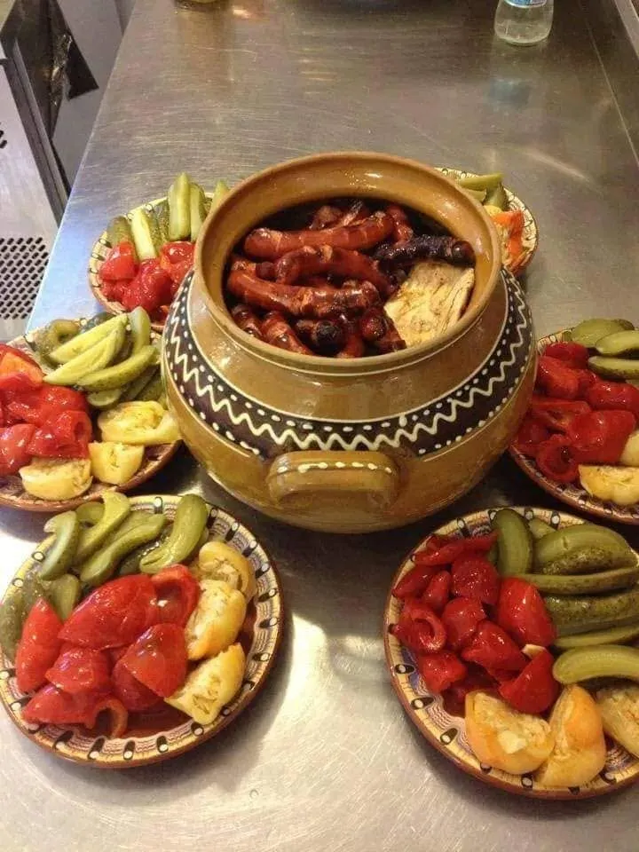 Cârnați la cuptor în vas de lut, cu murături – restaurantul La Johnny