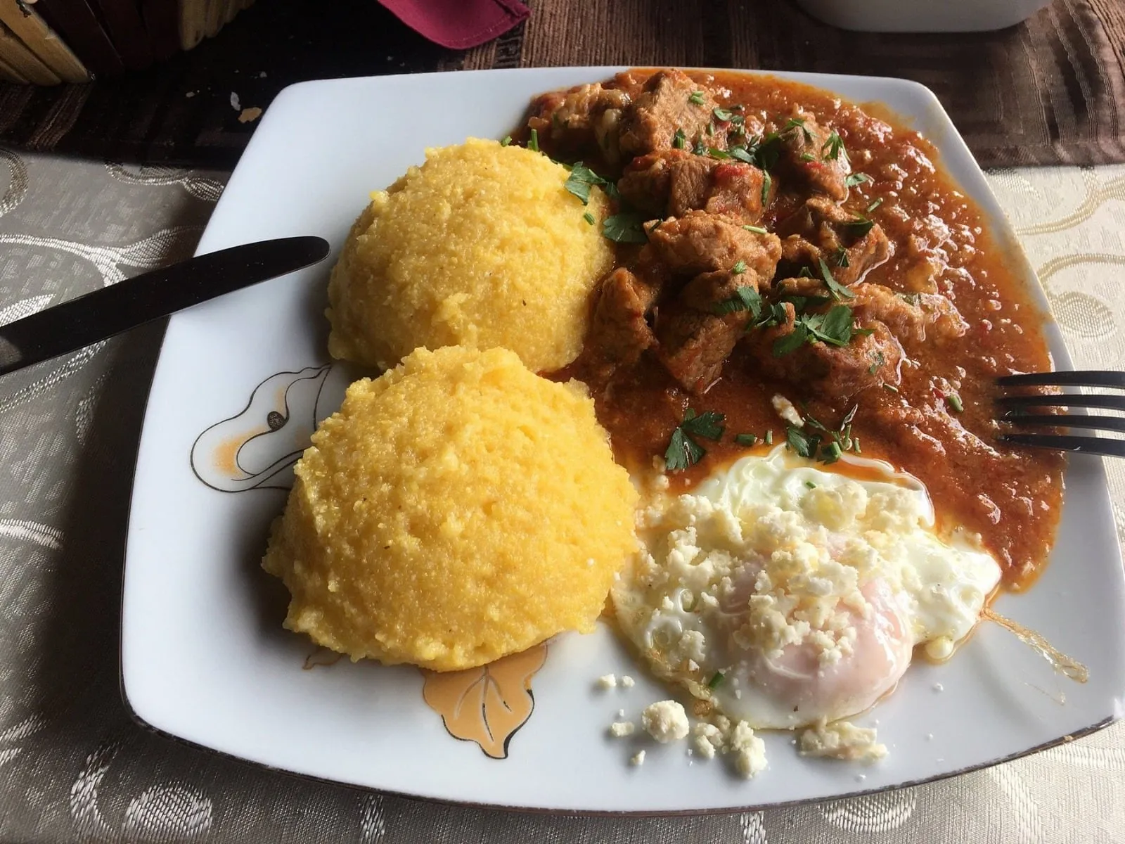 Tocăniță cu mămăligă, ou și brânză – restaurantul La Johnny