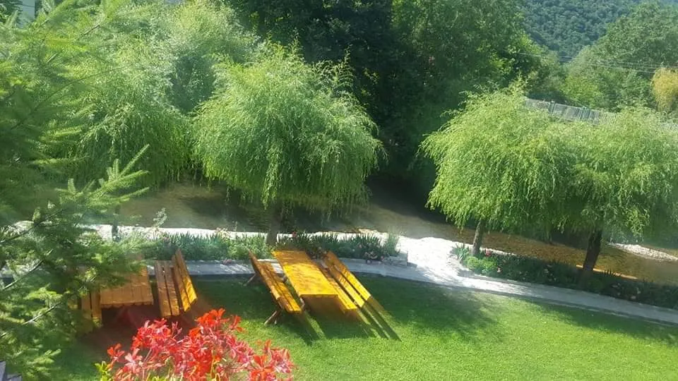 Grădina Magic Garden și râul Cerna