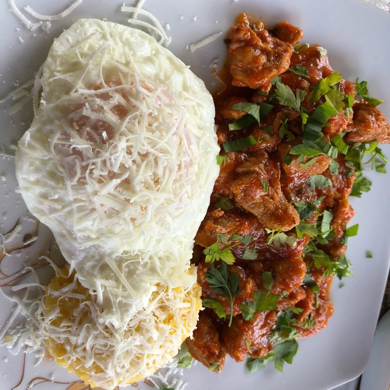 Tocăniță cu mămăligă, ou și cașcaval ras – restaurantul La Johnny