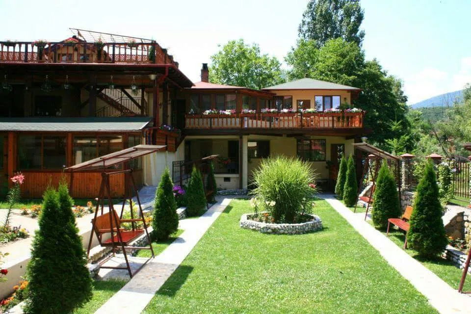 Grădina Magic Garden și râul Cerna