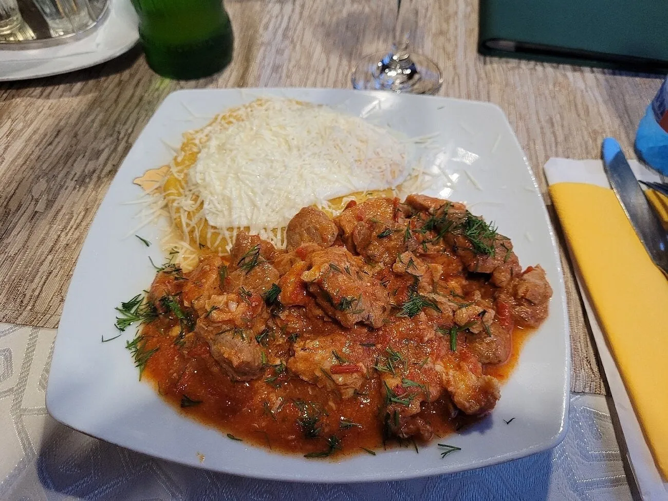 Gulaș cu mămăligă și cașcaval – restaurantul La Johnny