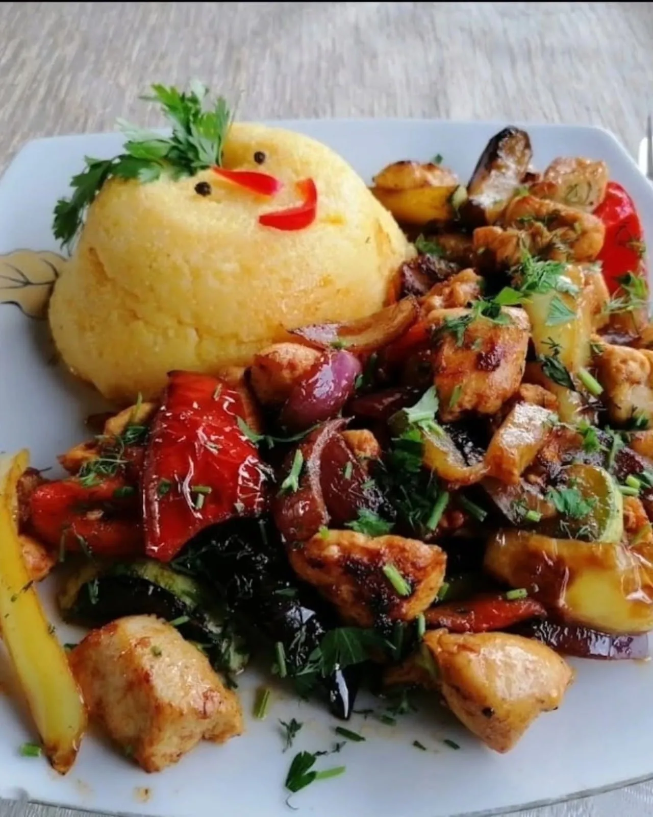 Pui la tigaie cu legume și mămăligă – restaurantul La Johnny