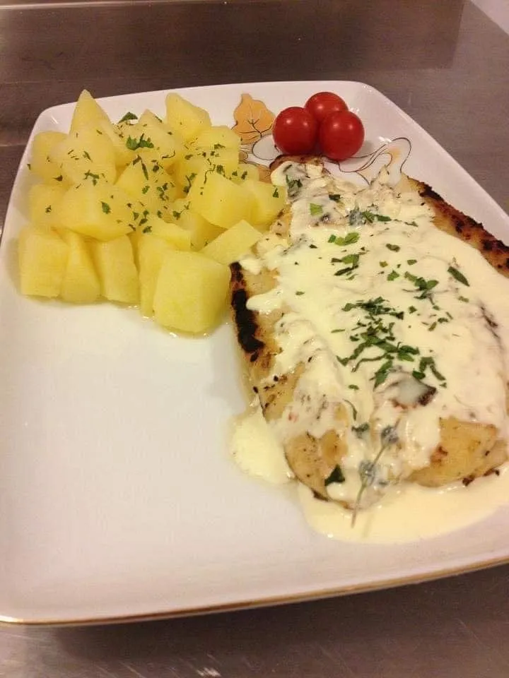 File cu sos alb și cartofi natur – restaurantul La Johnny