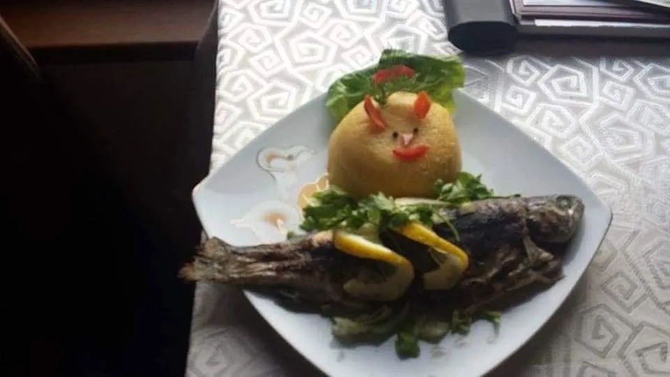 Păstrăv la grătar cu mămăligă – restaurantul La Johnny